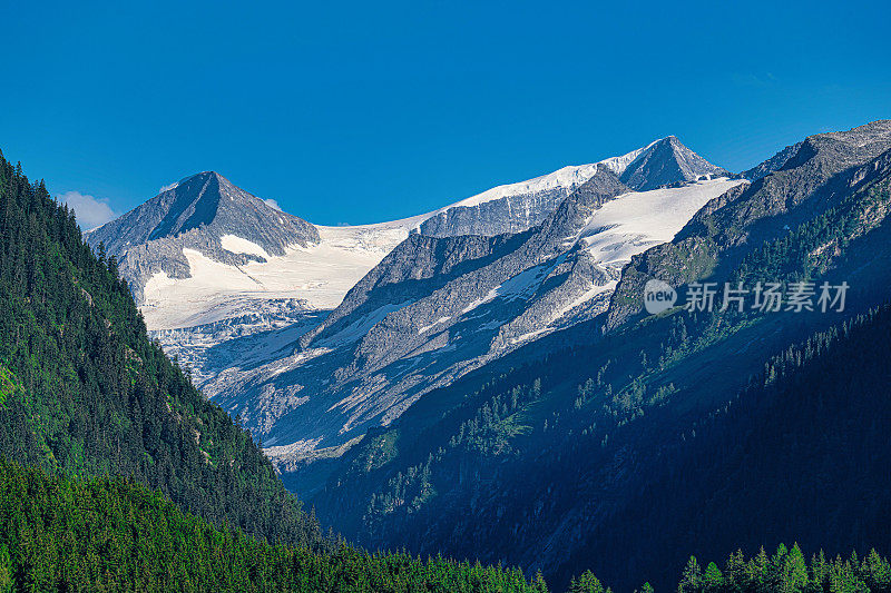 阿尔卑斯山的托恩国家公园(Hohe Tauern National Park)，在Grossvenediger右和Kleinvenediger左